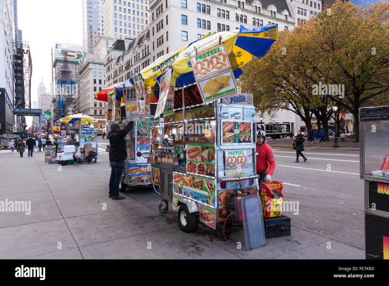 Food vendor on Fifth Avenue, Manhattan, New York City, USA Stock Photo