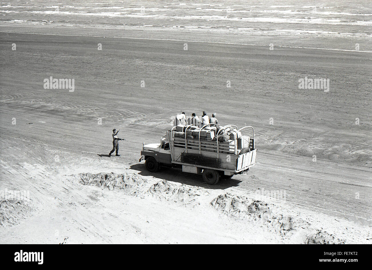 42 Cdo RM checking lorries Aden beach 1967 British withdrawal Stock Photo