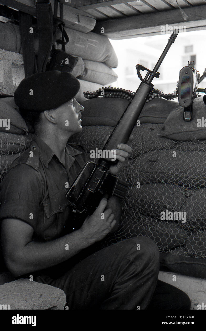 42 Cdo RM OP with Armalite and GPMG Aden Yemen 1967 British withdrawal Stock Photo