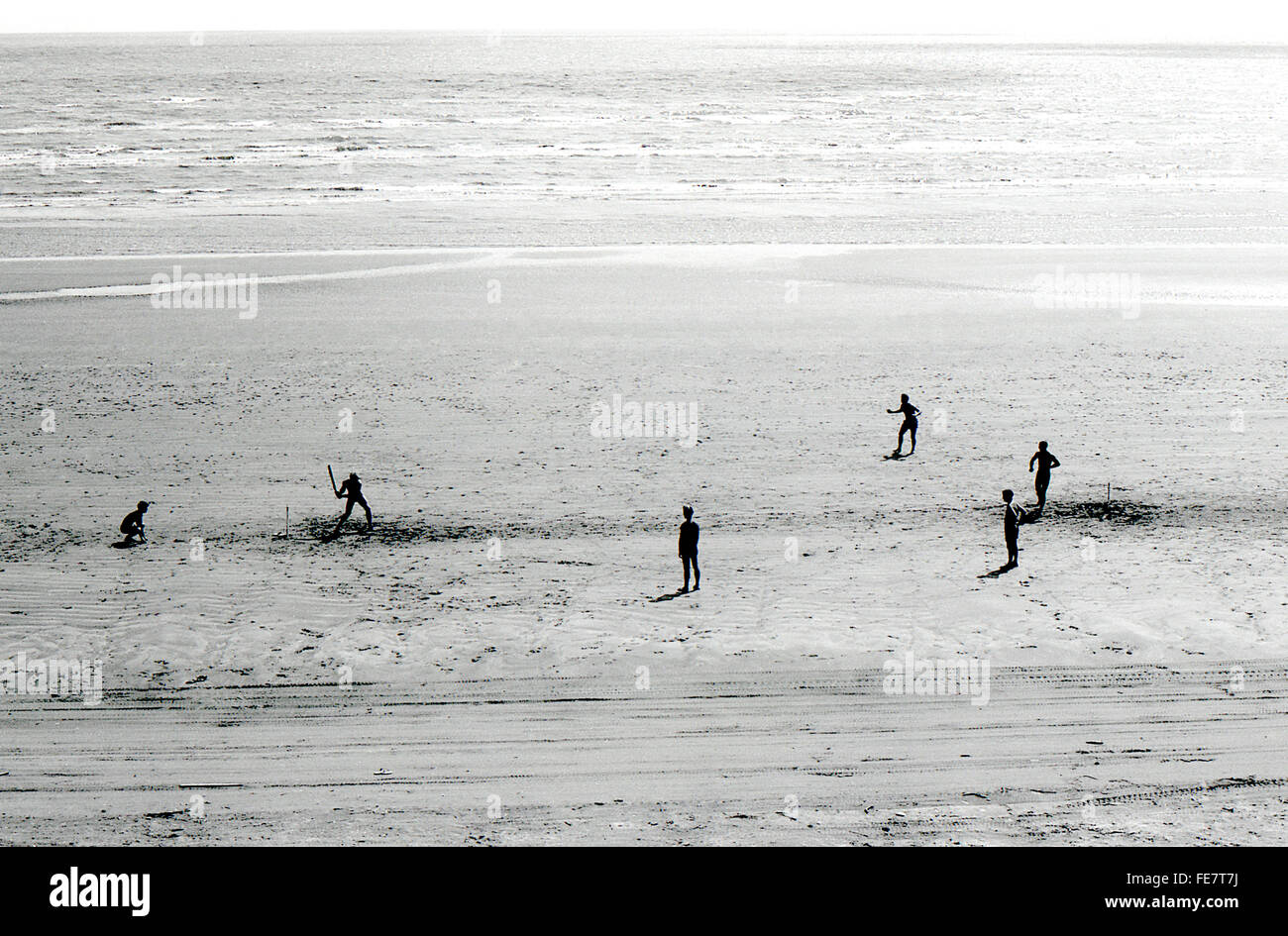 42 Cdo RM R & R playing cricket Aden beach 1967 British withdrawal Stock Photo