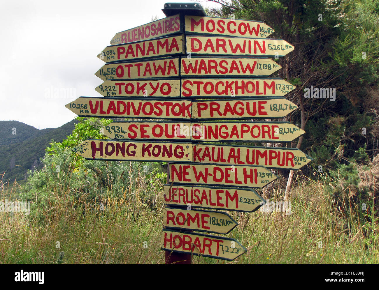 Signpost near the mid-section of the Queen Charlotte Track, Marlborough Sounds, New Zealand Stock Photo