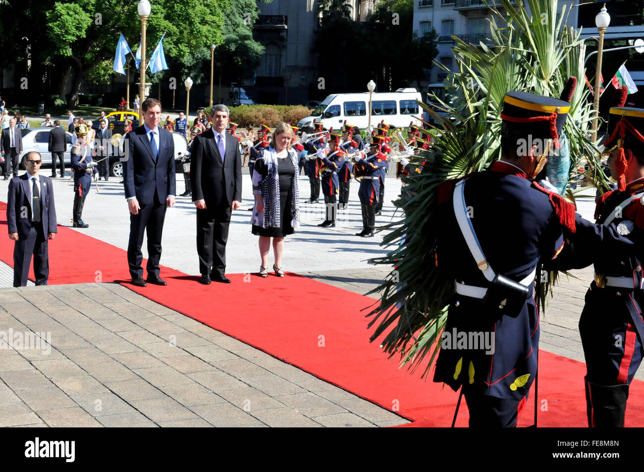 Buenos Aires, Argetina. 4th Feb, 2016. Bulgaria's President Rosen Plevneliev (C) and Argentine Foreign Minister Susana Malcorra (R), attend a wreath ceremony at General San Martin Monument, in Plaza San Martin, in Buenos Aires, Argetina, on Feb. 4, 2016. Rosen Plevneliev is on an official visit in Argentina. © Daniel Garagiola/Prensa Canciller¨ªa/TELAM/Xinhua/Alamy Live News Stock Photo