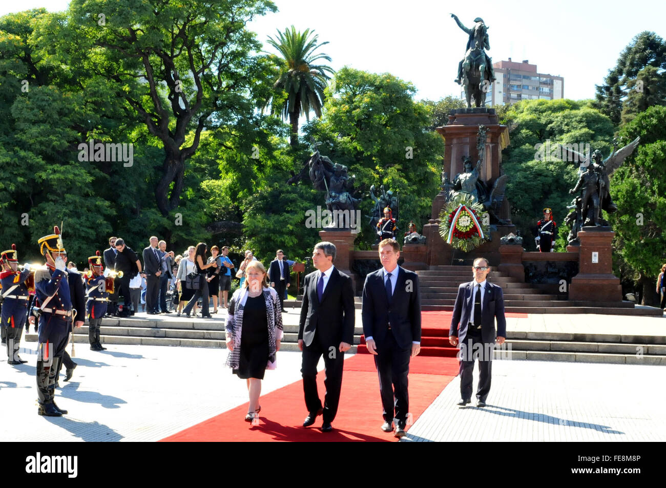 Buenos Aires, Argetina. 4th Feb, 2016. Bulgaria's President Rosen Plevneliev (C, Front) and Argentine Foreign Minister Susana Malcorra (L, Front), attend a wreath ceremony at General San Martin Monument, in Plaza San Martin, in Buenos Aires, Argetina, on Feb. 4, 2016. Rosen Plevneliev is on an official visit in Argentina. © Daniel Garagiola/Prensa Canciller¨ªa/TELAM/Xinhua/Alamy Live News Stock Photo