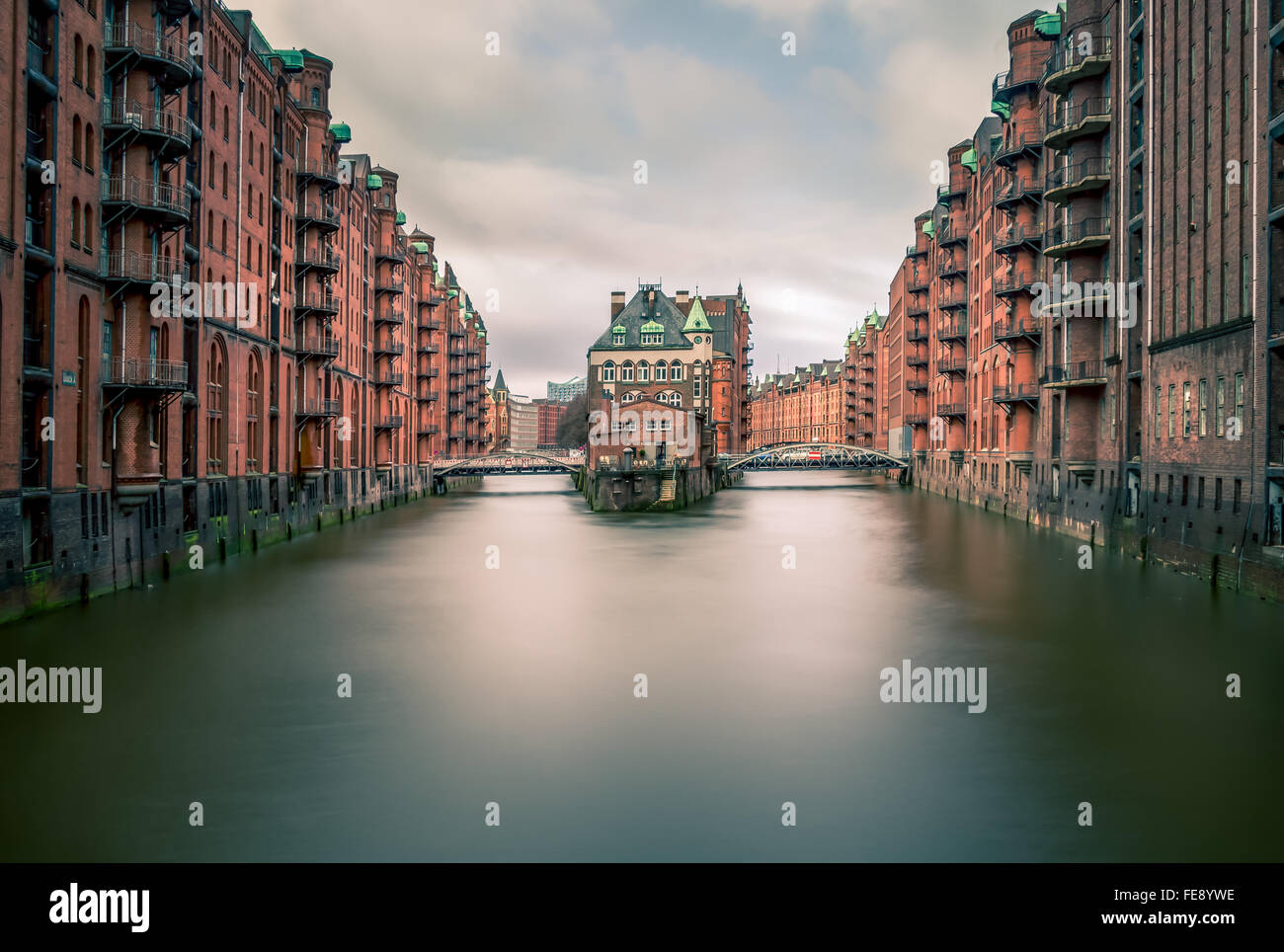 Canal through city hi-res stock photography and images - Alamy