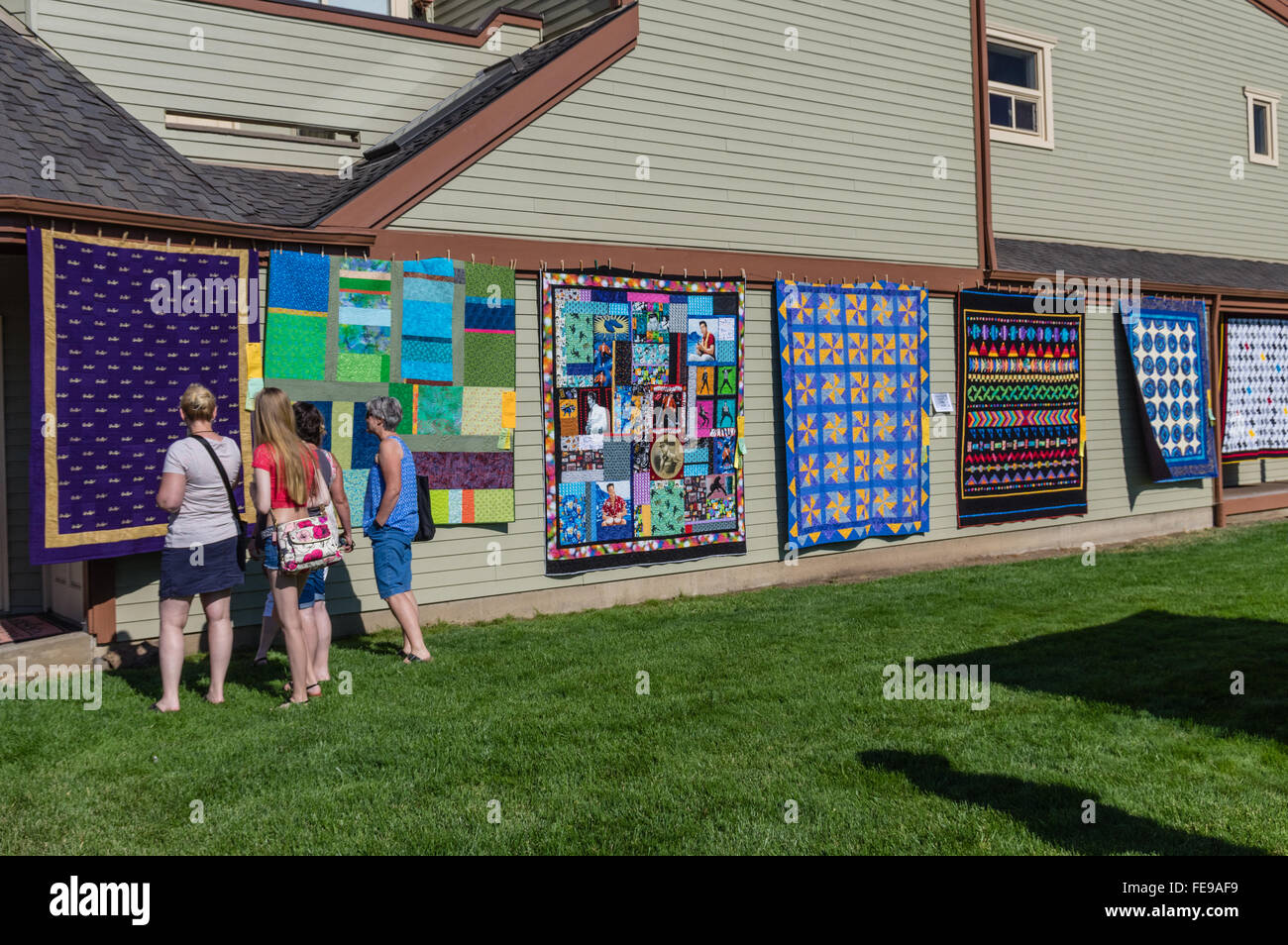 Visitors look at quilts displayed at the Sisters Outdoor Quilt Show, SIsters,  Oregon Stock Photo - Alamy