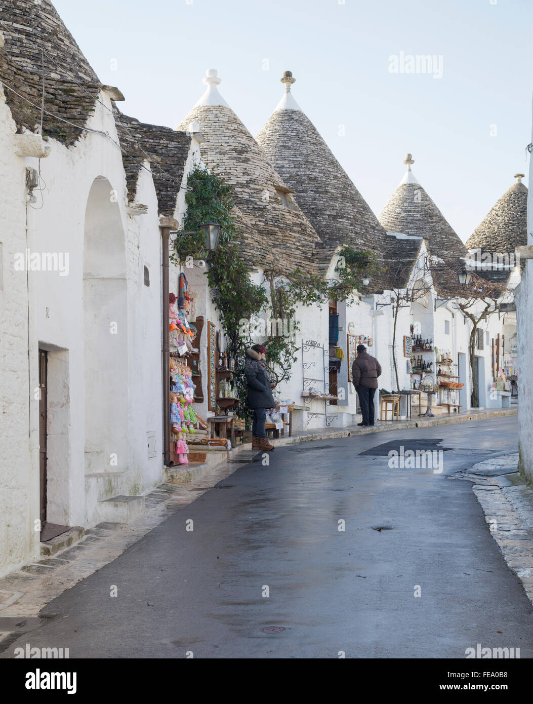 Typical trulli with gift shops in Alberobello, Puglia, Italy Stock Photo