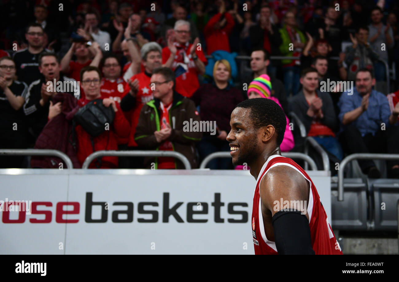 Bamberg, Germany. 4th Feb, 2016. Bamberg's Darius Miller (front) smiles as he walks past cheering fans after the Euroleague, group F basketball match Brose Baskets Bamberg vs FC Barcelona in Bamberg, Germany, 4 February 2016. Photo: Nicolas Armer/dpa/Alamy Live News Stock Photo