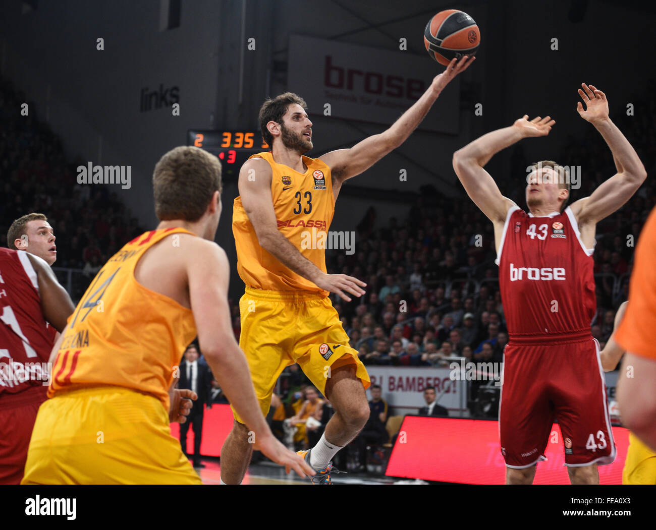 Bamberg, Germany. 4th Feb, 2016. Bamberg's Leon Radosevic (r) and Barcelona's Stratos Perperoglu (c) in action during the Euroleague, group F basketball match Brose Baskets Bamberg vs FC Barcelona in Bamberg, Germany, 4 February 2016. Photo: Nicolas Armer/dpa/Alamy Live News Stock Photo