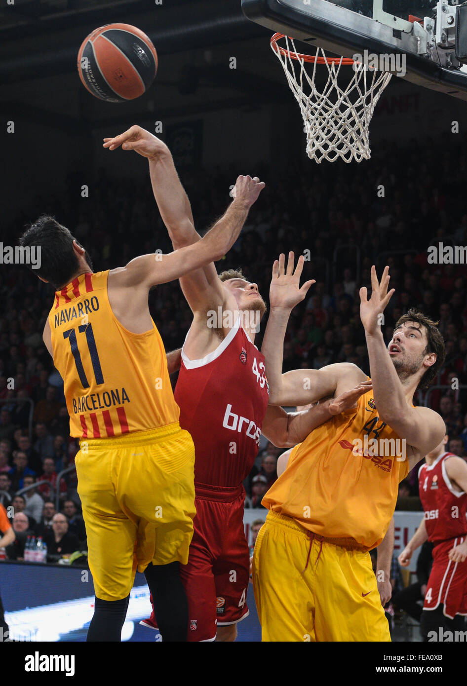 Bamberg, Germany. 4th Feb, 2016. Bamberg's Leon Radosevic (c) and Barcelona's Juan Carlos Navarro (l) and Ante Tomic (r) in action during the Euroleague, group F basketball match Brose Baskets Bamberg vs FC Barcelona in Bamberg, Germany, 4 February 2016. Photo: Nicolas Armer/dpa/Alamy Live News Stock Photo