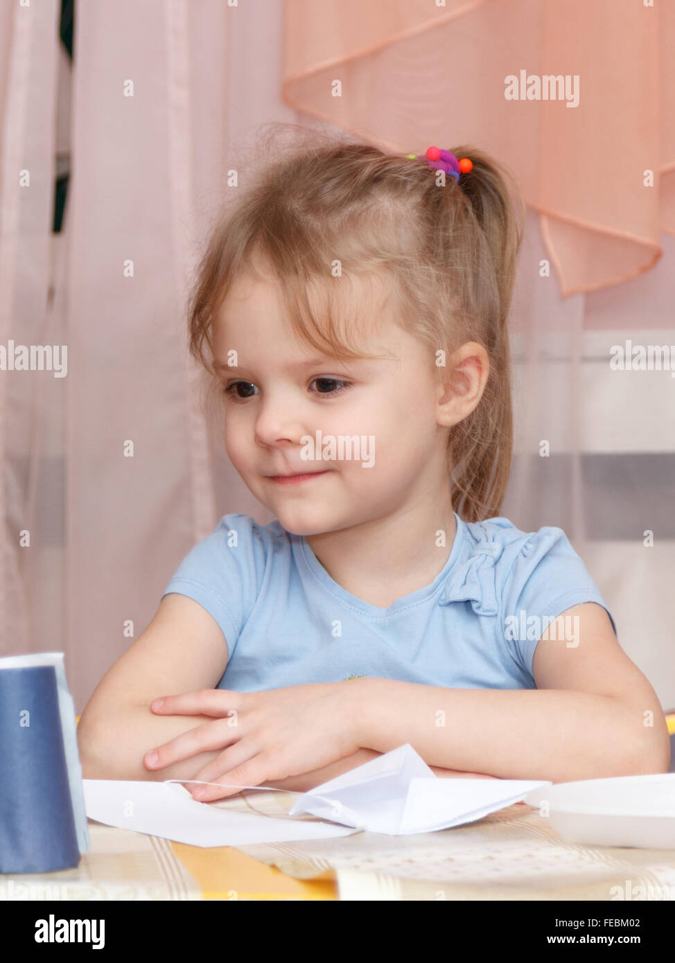 little girl sitting at a school desk Stock Photo - Alamy