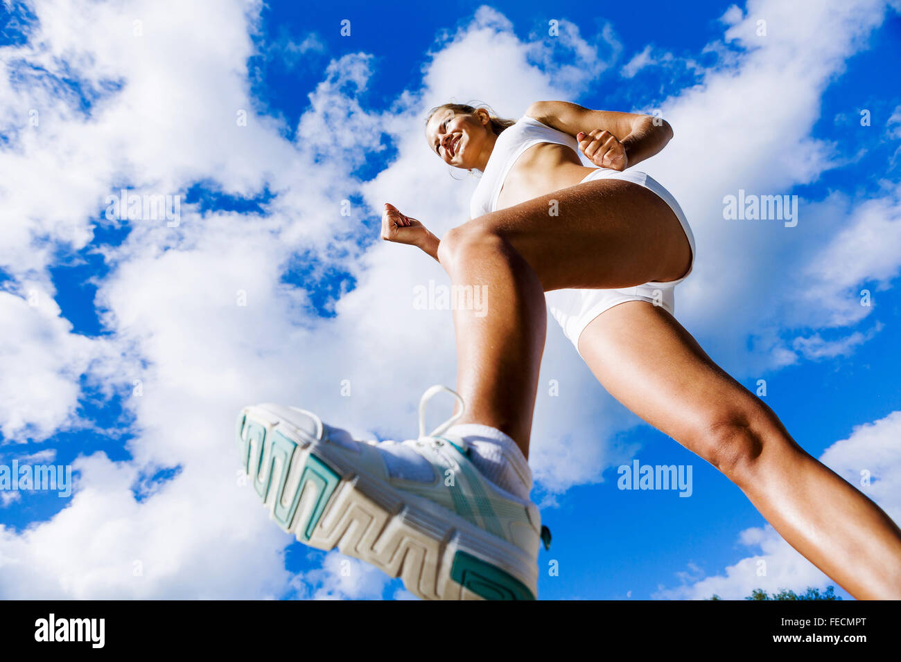 Вид снизу женщине фото. Девушка с низу на фоне неба. Картинки спортивные девушки снизу. Девушка снизу вверх. Спортивные девушки снизу вверх.