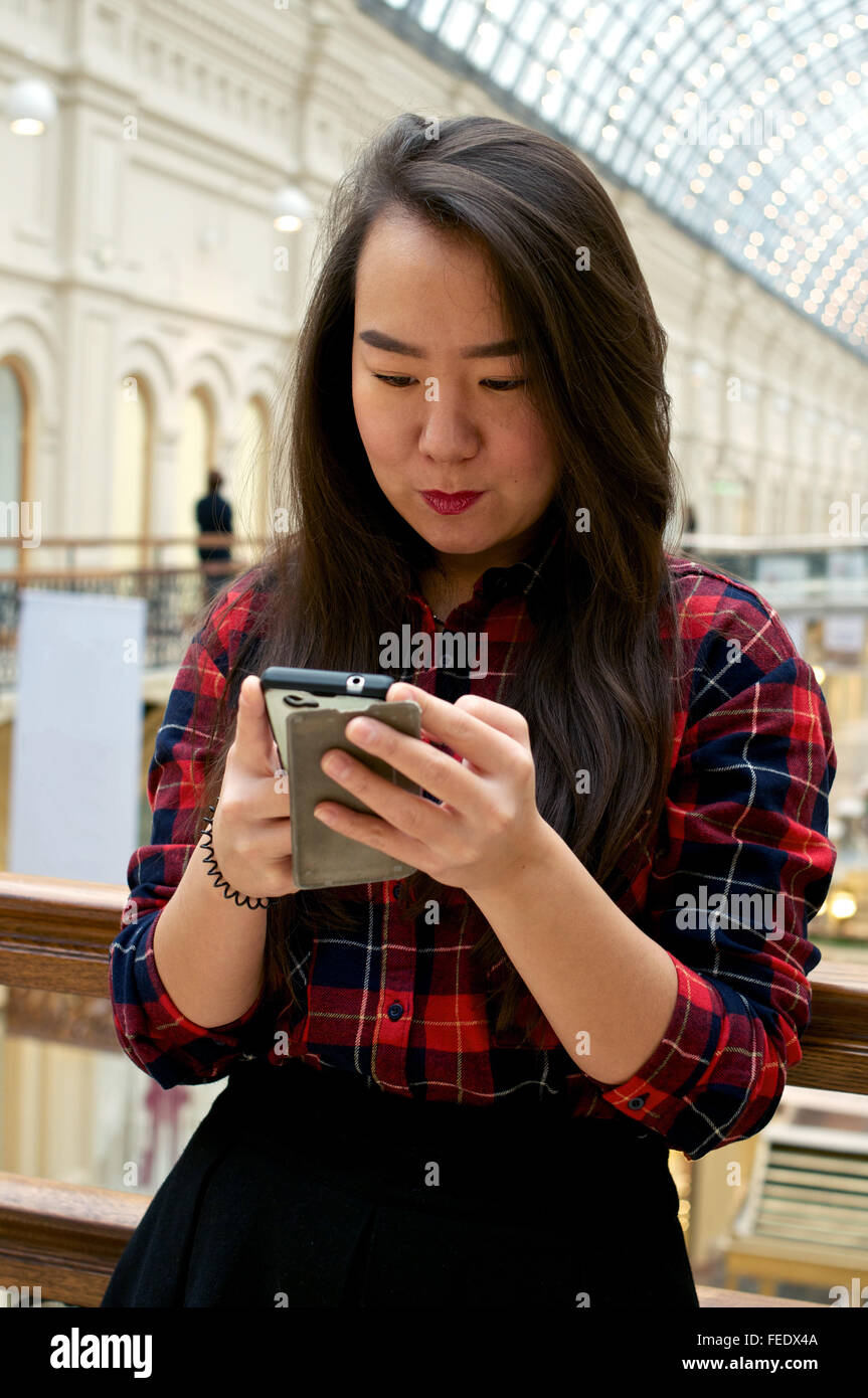 Girl looking at a mobile phone hi-res stock photography and images - Alamy