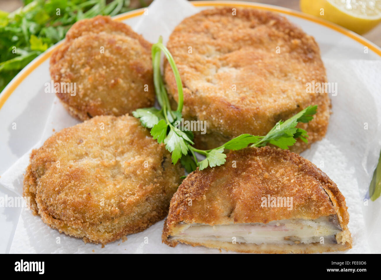 Featured image of post Breaded Mozzarella Patties : Cover with the 4 remaining slices of bread to form sandwiches.