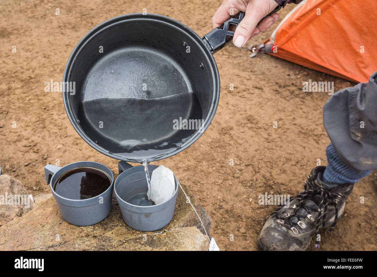Make backpacking coffee and tea along Ptarmigan Ridge in Mt. Baker