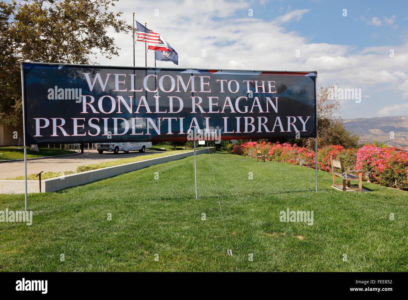 REAGAN PRESIDENTIAL LIBRARY, SIMI VALLEY, LA, CA - SEPTEMBER 16, 2015,'Welcome to Presidential Library Sign' with US and California Flags Stock Photo