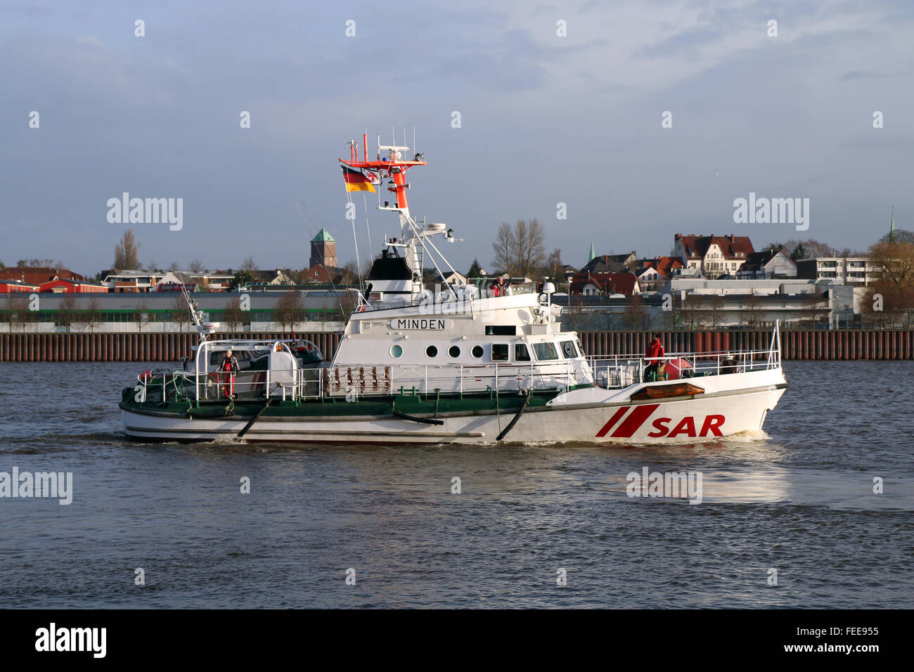 HANDOUT - Der Seenotrettungskreuzer Minden der Deutschen Gesellschaft zur Rettung Schiffbrüchiger (DGzRS) fährt am 03.02.2016 über die Weser. Foto: DGzRS/dpa (Achtung: Nutzung nur zu redaktionellen Zwecken im Zusammenhang mit der aktuellen Berichterstattung und Nennung der Quelle: DGzRS/dpa; zu 'Deutsche Seenotretter helfen bei Flüchtlingsrettung in der Ägäis') Stock Photo