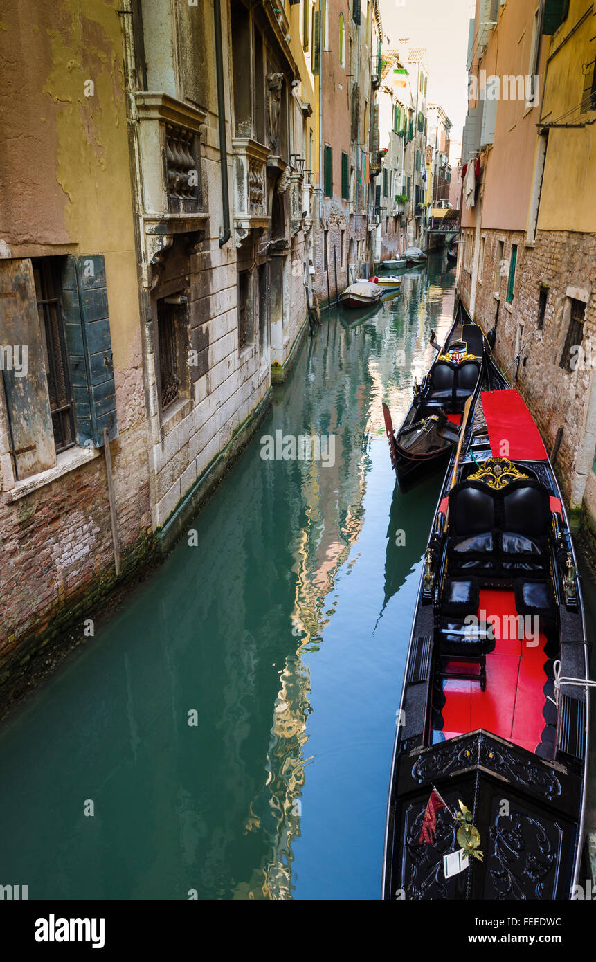 Gondolas italy boat hi-res stock photography and images - Alamy