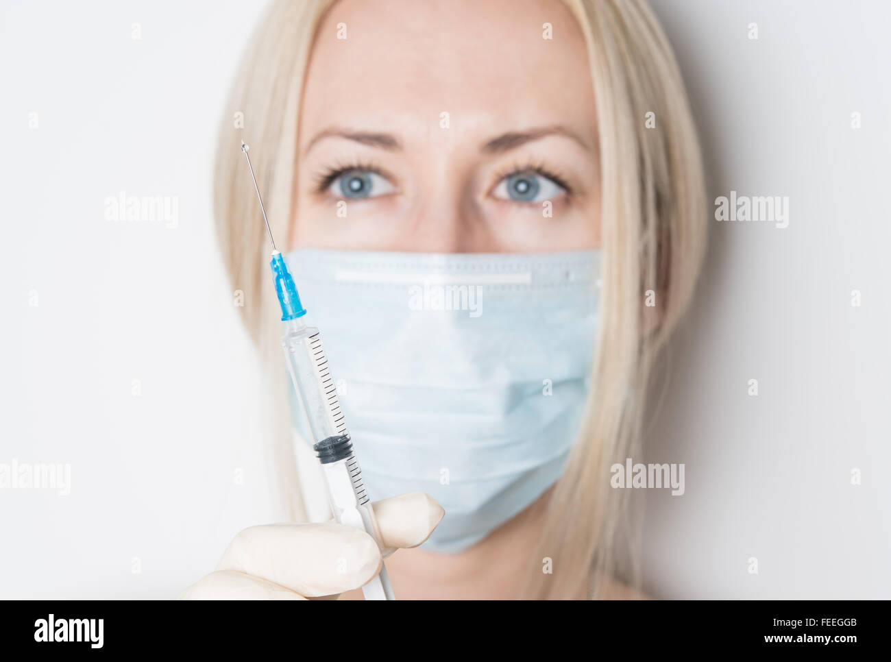 Syringe Check doctor checks the syringe Stock Photo - Alamy