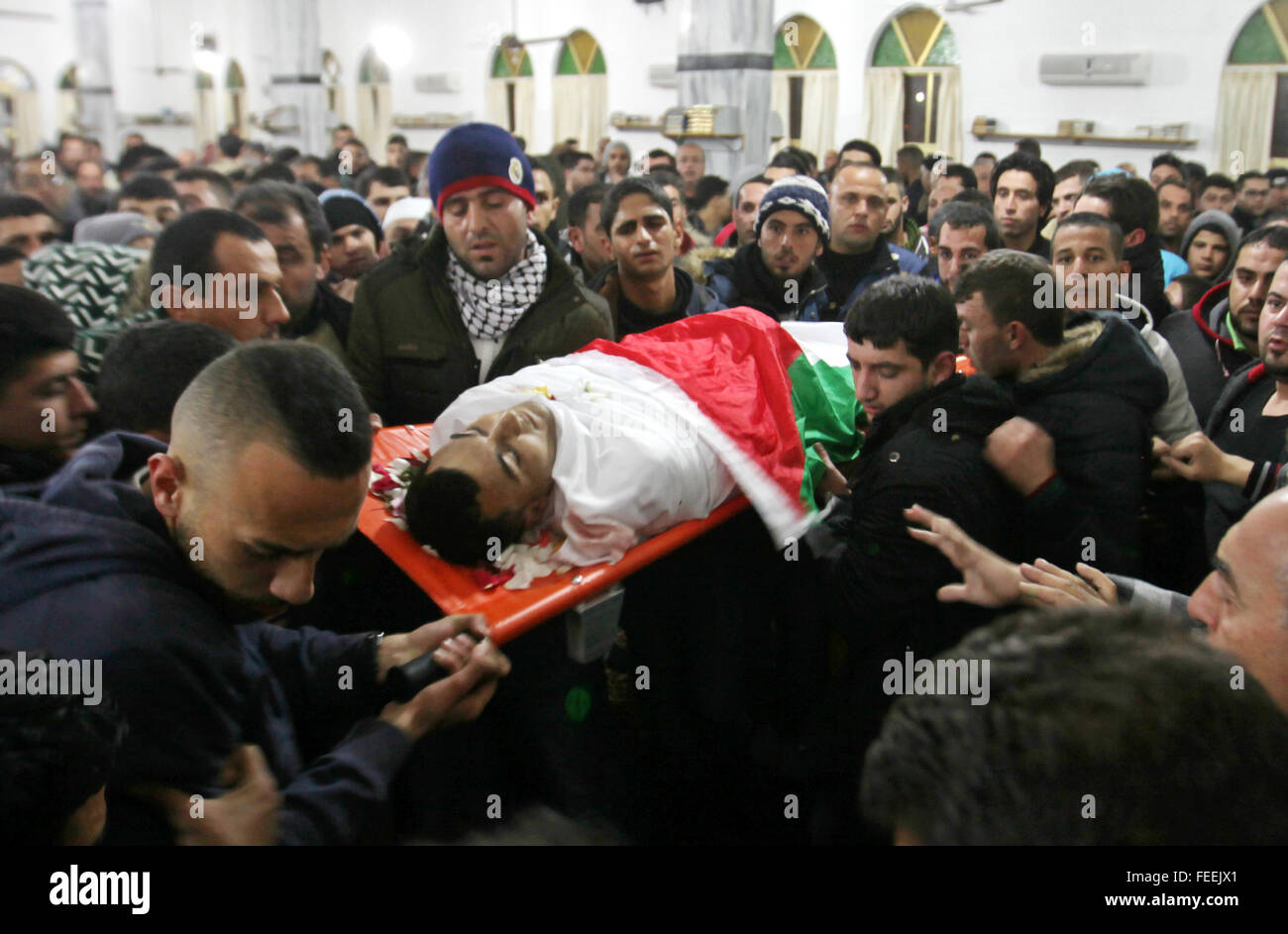 Jenin, West Bank, Palestinian Territory. 5th Feb, 2016. Mourners carry the body of one of the three Palestinians who were killed by Israeli security forces as they carried out a deadly attack in Jerusalem, during their funeral in the village of Qabatiya, near the West Bank city of Jenin, on February 5, 2016. Three men from Qabatiya, near Jenin, on February 3 attacked Israeli police with guns and knives outside Jerusalem's Old City, killing a female officer and wounding another before being shot dead © Nedal Eshtayah/APA Images/ZUMA Wire/Alamy Live News Stock Photo