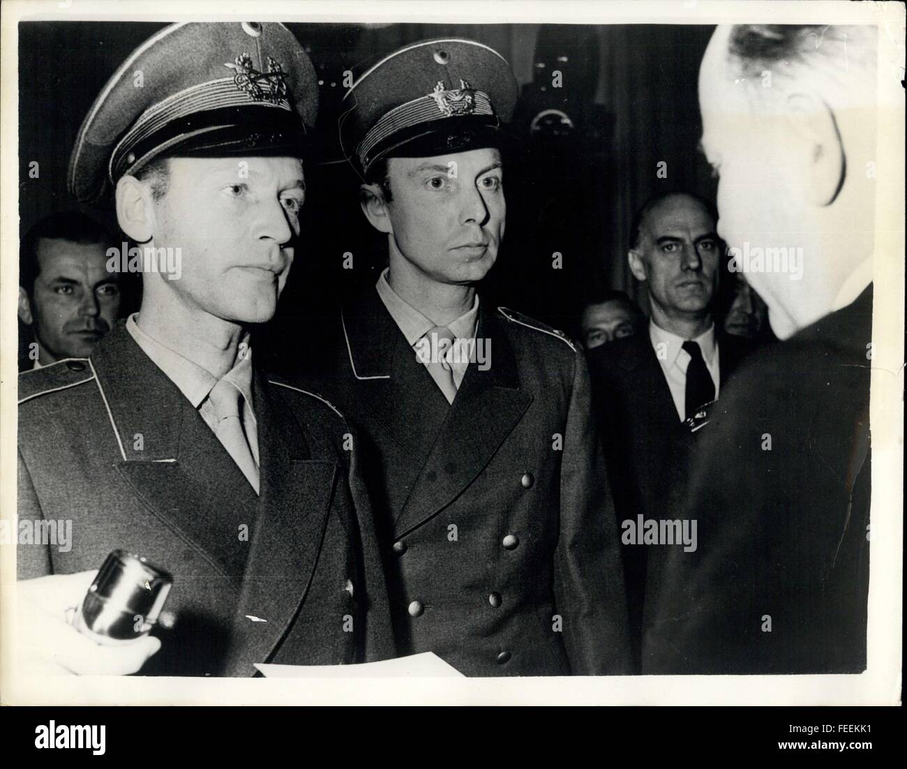 1947 - Commissioning Of The German Army In Bonn. Newly Appointed Majors: Herr Blank the West German Minister of Defence handed over commissions to Herr Heusinger formed German Army - during a ceremony in Bonn today, in which the first 100 soldiers of the Federal Republic's army appeared. Photo Shows: Minister Theodor Blank with a major of the new German Army (right) and a Major of the new German Air Force on left - during the ceremony in Bonn today. © Keystone Pictures USA/ZUMAPRESS.com/Alamy Live News Stock Photo