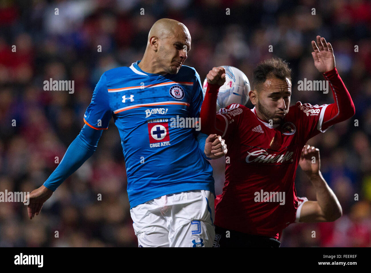 Tijuana, Mexico. 5th Feb, 2016. Carlos Guzman (R) of Xolos vies with Fabio Santos of Cruz Azul during their corresponding match to the Day 5 of the Closing Tournament 2016 of MX League in Tijuana, Mexico, on Feb. 5, 2016. The match ended in a 1-1 draw. © Guillermo Arias/Xinhua/Alamy Live News Stock Photo