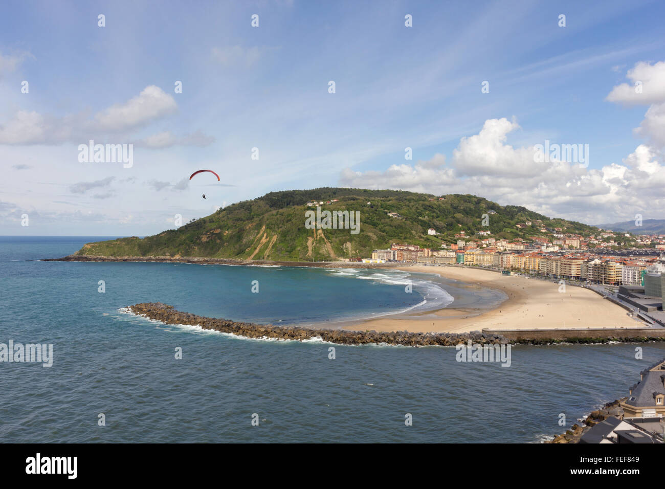 Playa Zurriola, paraglider, Bay of Biscay, San Sebastian as seen from