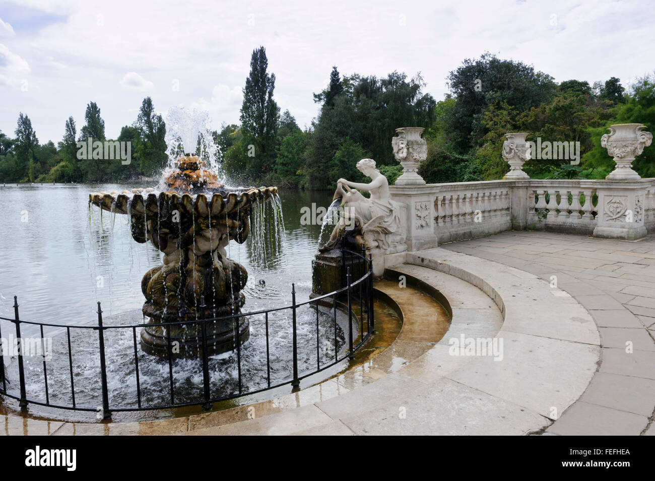 Water Fountain In The Italian Gardens In Hyde Park London United Kingdom Stock Photo Alamy