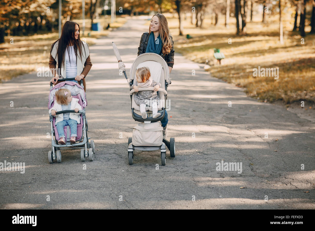 Мамаши с колясками. Коляска прогулка. Мама с коляской. Фотосессия с коляской. Мамы с колясками на прогулке.