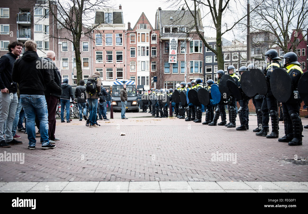 Refugee welcome, racism not! Demonstration, Amsterdam, The Netherlands. Amsterdam, The Netherlands. 06th Feb. Riot police clashed with demonstrators in Amsterdam as supporters of the anti-Islam group PEGIDA tried to hold their first protest meeting in the Dutch capital. Only about 200 PEGIDA supporters were present, outnumbered by police and left-wing demonstrators who shouted, 'Refugees are welcome, fascists are not!' Dutch riot police detained several people as officers on horseback intervened to separate the two groups of demonstrators. Credit:  Romy Arroyo Fernandez/Alamy Live News. Stock Photo