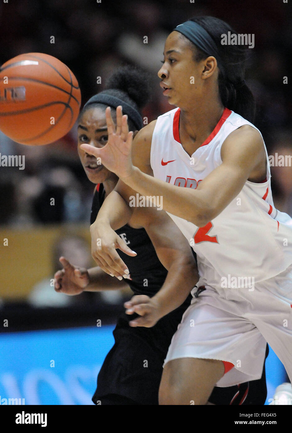 Albuquerque, NM, USA. 6th Feb, 2016. UNM's #2 Kenya Pye brings the ball down court with San Diego's # 3 Ariell Bostick by her side. Saturday, Feb. 06, 2016. © Jim Thompson/Albuquerque Journal/ZUMA Wire/Alamy Live News Stock Photo