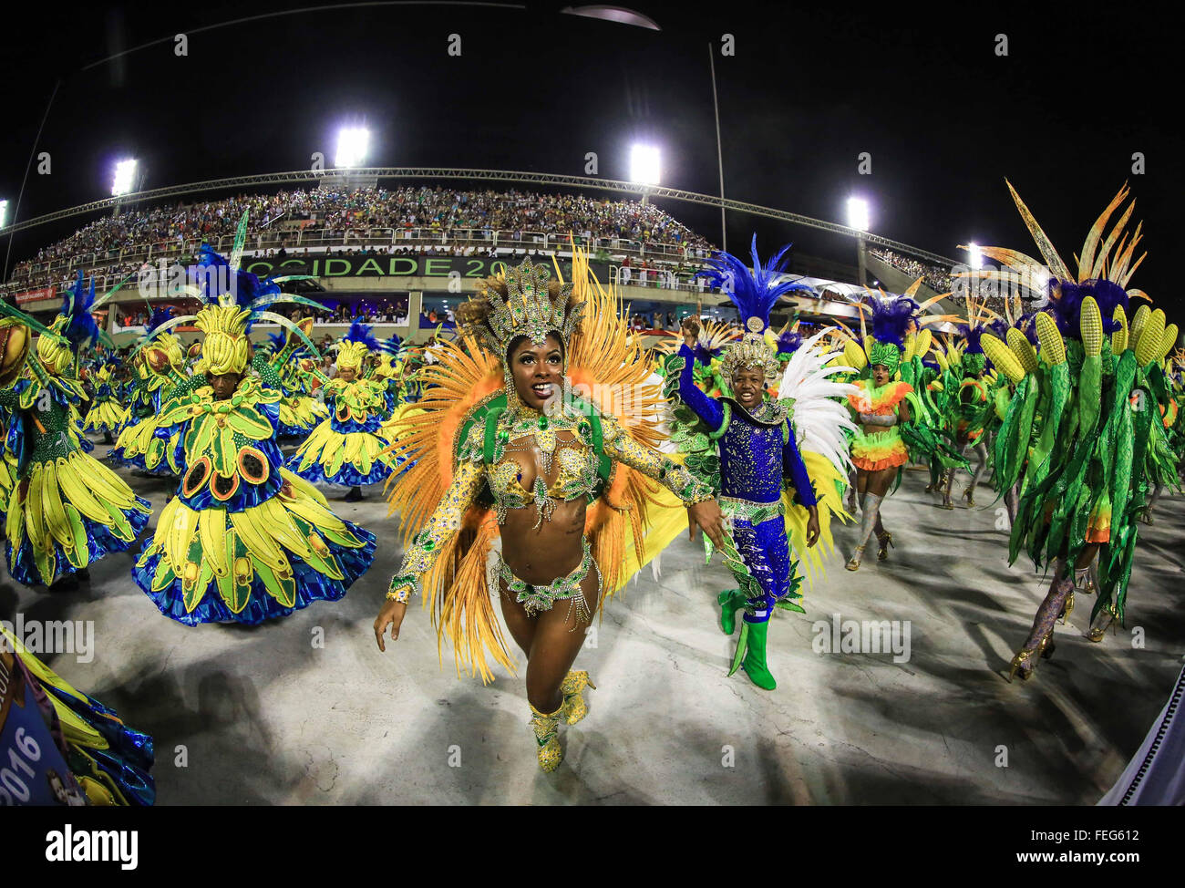 Rio De Janeiro, Brazil. 6th Feb, 2016. Dancers of Paraiso do Tuiuti Samba School perform during the Carnival in the Marques de Sapucai Sambadrome in Rio de Janeiro, Brazil, Feb. 6, 2016. © AGENCIA ESTADO/Xinhua/Alamy Live News Stock Photo