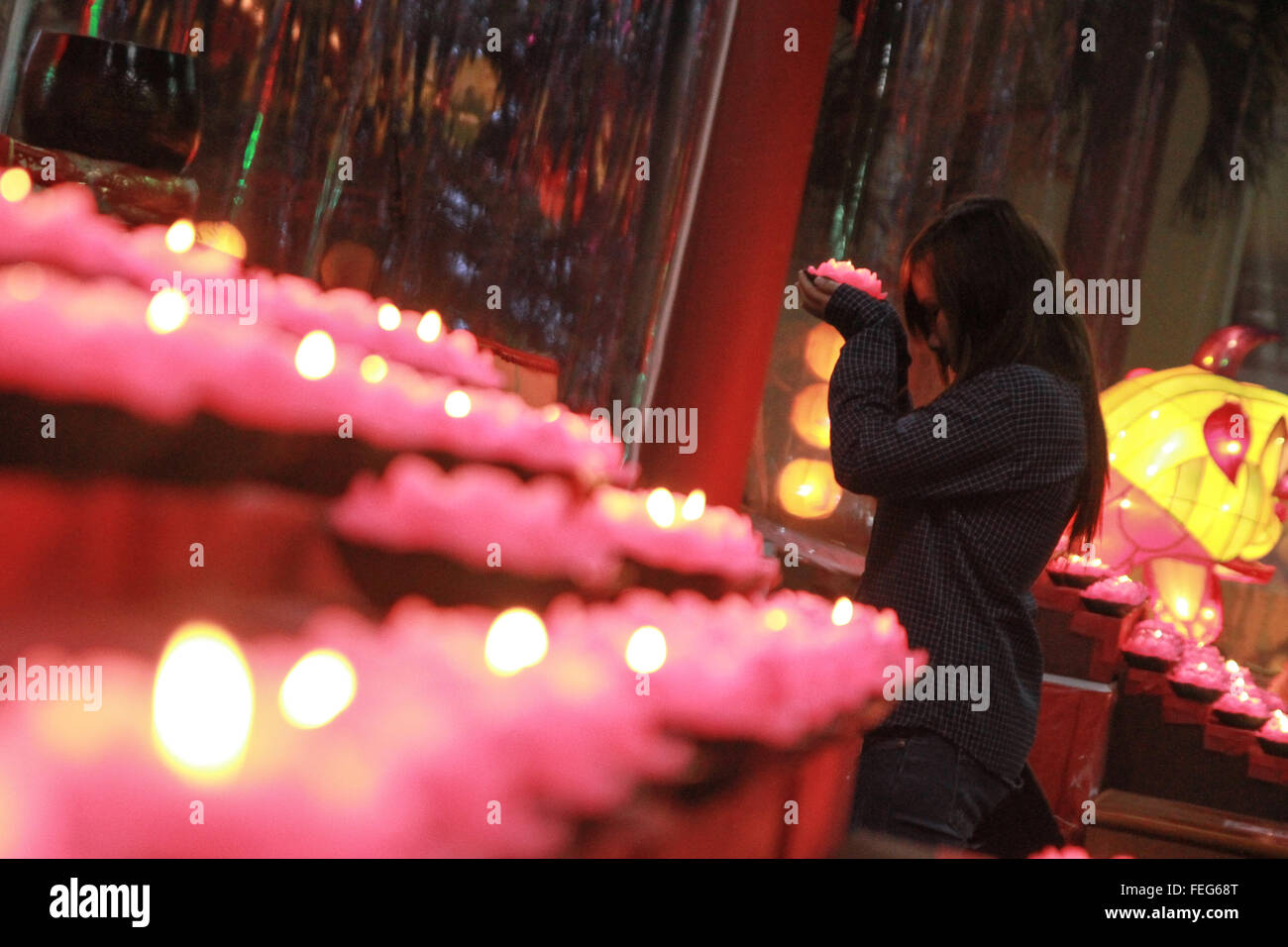 Banting, Malaysia. 6th February, 2016. A visitor doing a ritual ceremony in Fo Guang Shan Dong Zen Temple, Banting. Some of visitors came to see beautiful lanterns around the temple before the Chinese New Year. Credit:  Shafwan Zaidon/Alamy Live News Stock Photo