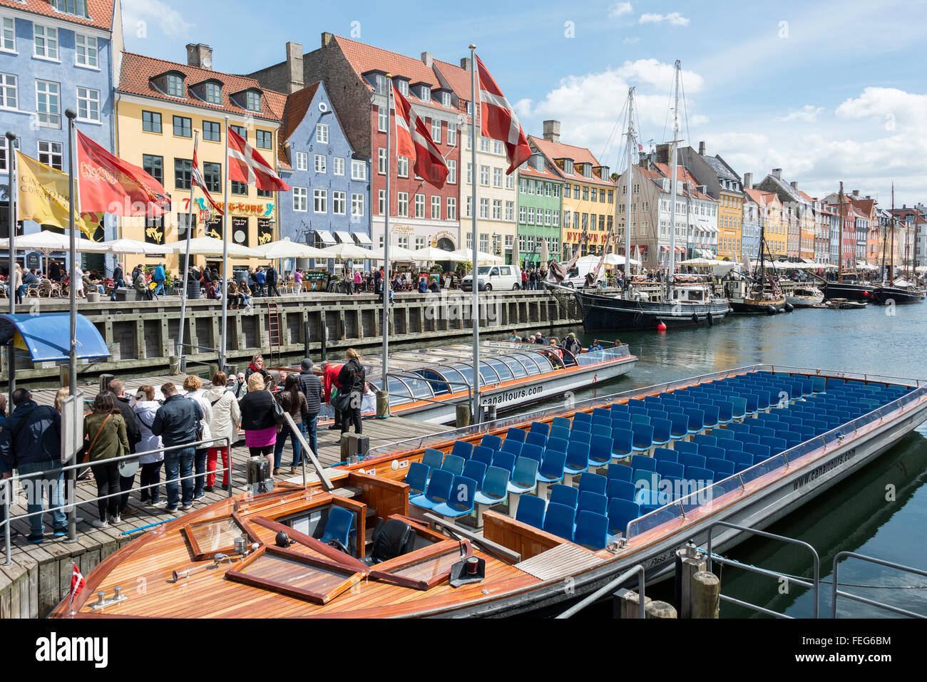 Sightseeing cruise boats on 17th century waterfront, Nyhaven Canal, Copenhagen (Kobenhavn), Kingdom of Denmark Stock Photo