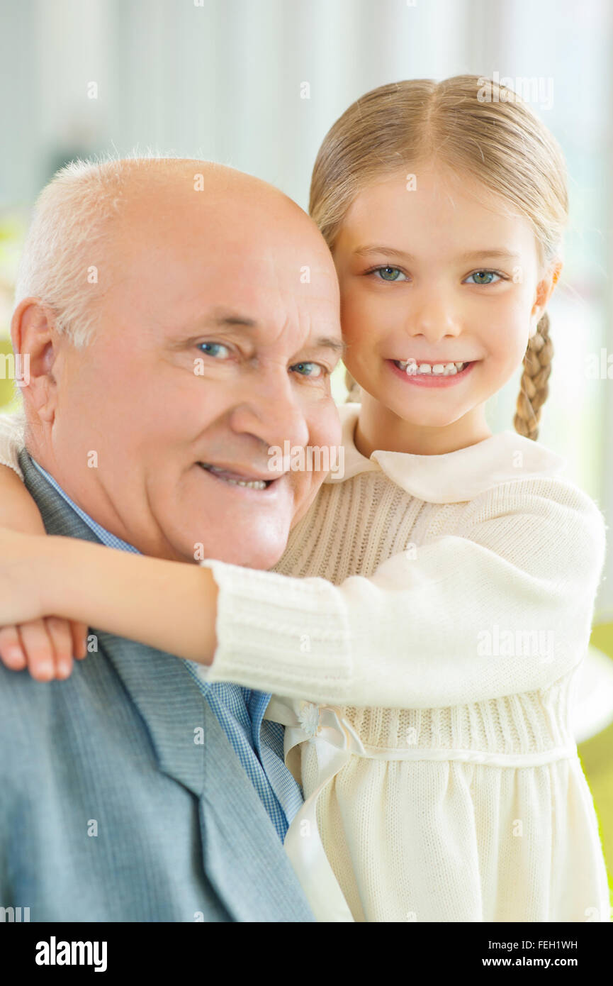 Отец с дочерью внучкой. Дедушка и внучка. Объятия дедушки. Дедушка обнимает внучку. Объятия с дедом.