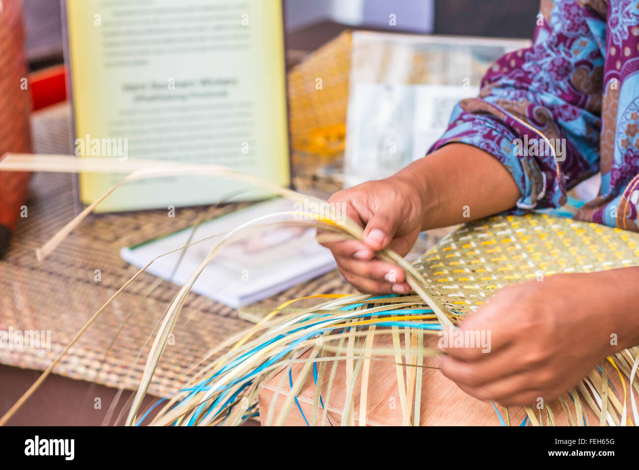 Человек плетёт рыболовную сеть. Руки плетут. Человек который плетет человека. Плетение сетей фото. Рыбак плетет сеть.