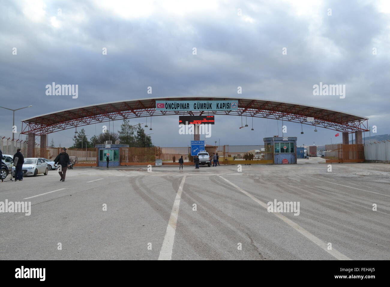 The border crossing between Turkey and Syria at Kilis is closed on 07 February 2016. There is little coming in either direction except for an occassional aid truck or ambulances. Tens of thousands of Syrians are waiting inside Syria to be able to enter Turkey but for now the borders are shut. Photo: Shabtai Gold/dpa Stock Photo