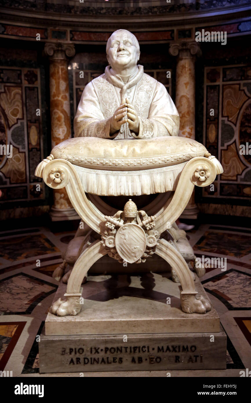 Statue of Pope Pius IX kneeling in the Crypt of the Nativity at Basilica Santa Maria Maggiore in Rome Stock Photo