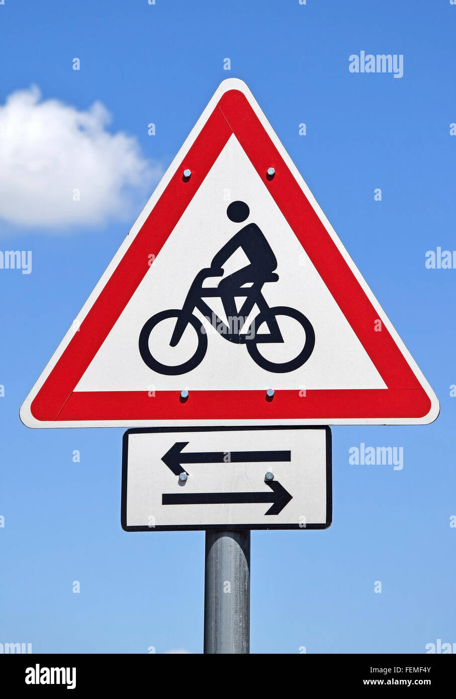 Triangle road sign bicycle hi-res stock photography and images - Alamy
