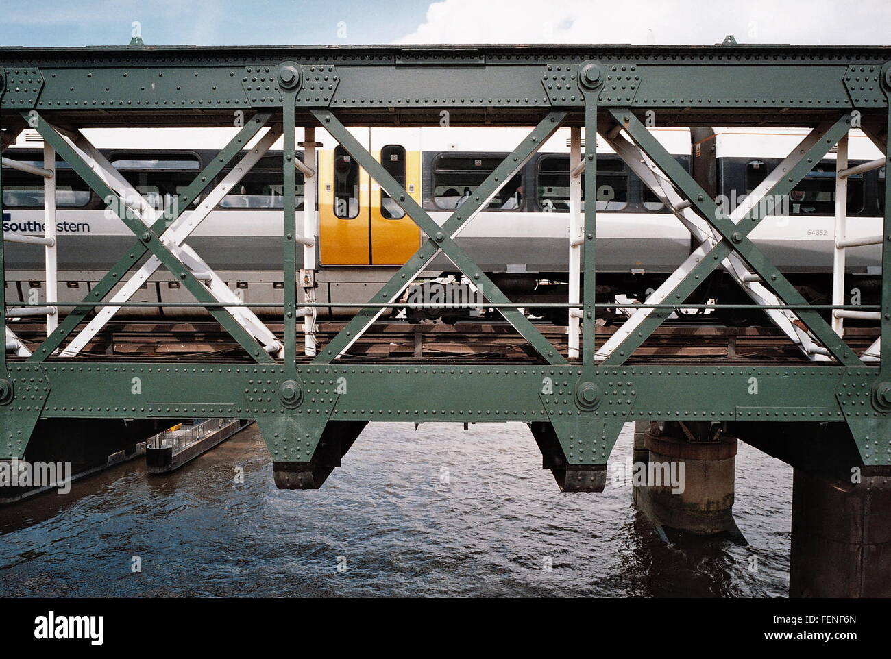 AJAXNETPHOTO. LONDON, ENGLAND. - THAMES RAIL CROSSING - A SOUTHEASTERN TRAIN CROSSING HUNGERFORD BRIDGE OVER THE RIVER THAMES.  PHOTO:JONATHAN EASTLAND/AJAX  REF:CD4302 33 31 Stock Photo