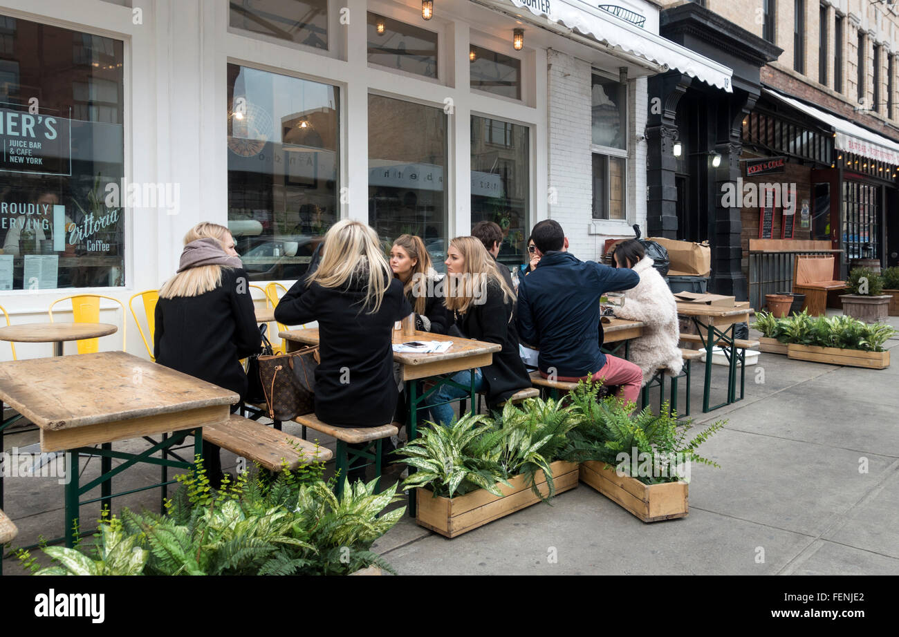 Alfresco diners in warm coats at outdoor tables on a cold winter day in New York City Stock Photo