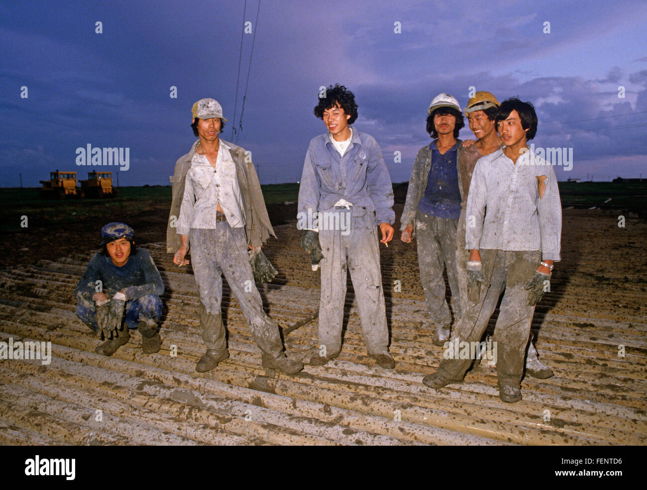 Oil well riggers, Daqing Oil Fields, Heilongjiang Province, China Stock Photo