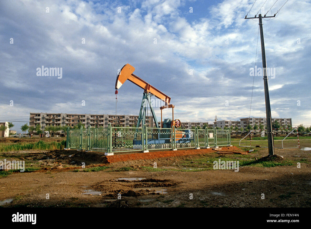 Oil Pumps, Chinese oil workers apartments, Daqing Oil Fields, Heilongjiang Province, China Stock Photo