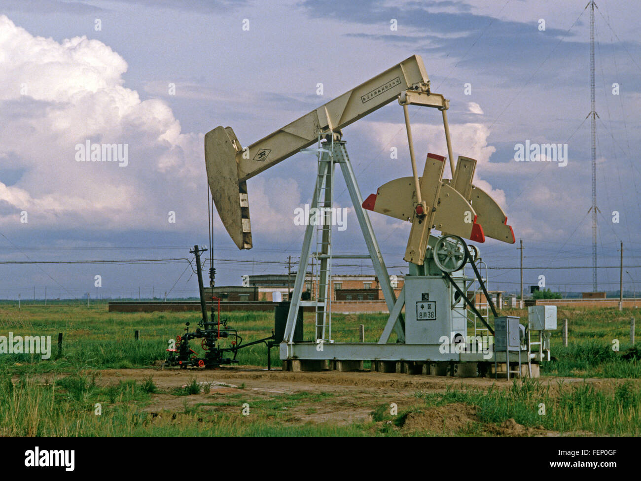 Oil Pumps, Chinese oil workers apartments, Daqing Oil Fields, Heilongjiang Province, China Stock Photo