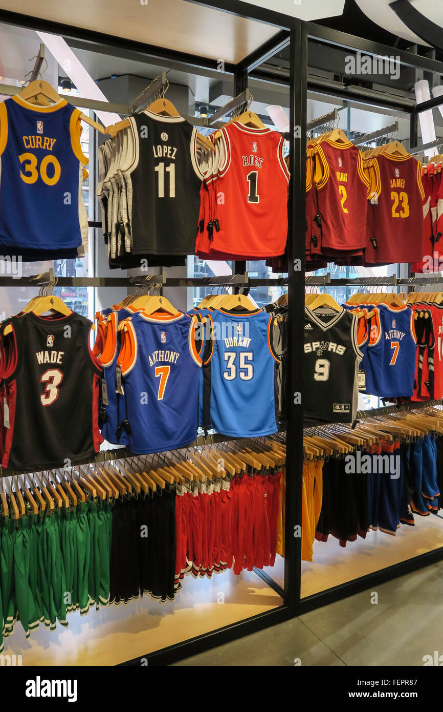 Nba store 5th avenue manhattan hi-res stock photography and images - Alamy
