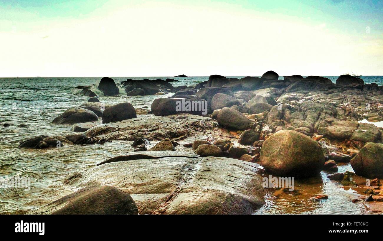 Rocks in water hi-res stock photography and images - Alamy