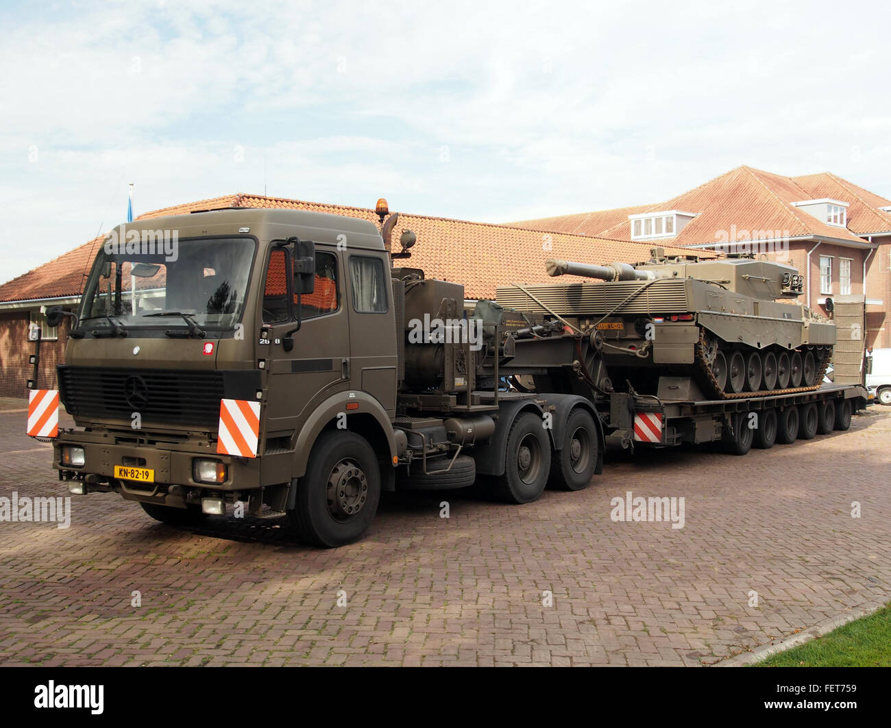 Mercedes 2648, Leopard 2A4 Dutch army KU-84-01 on trailer pic2
