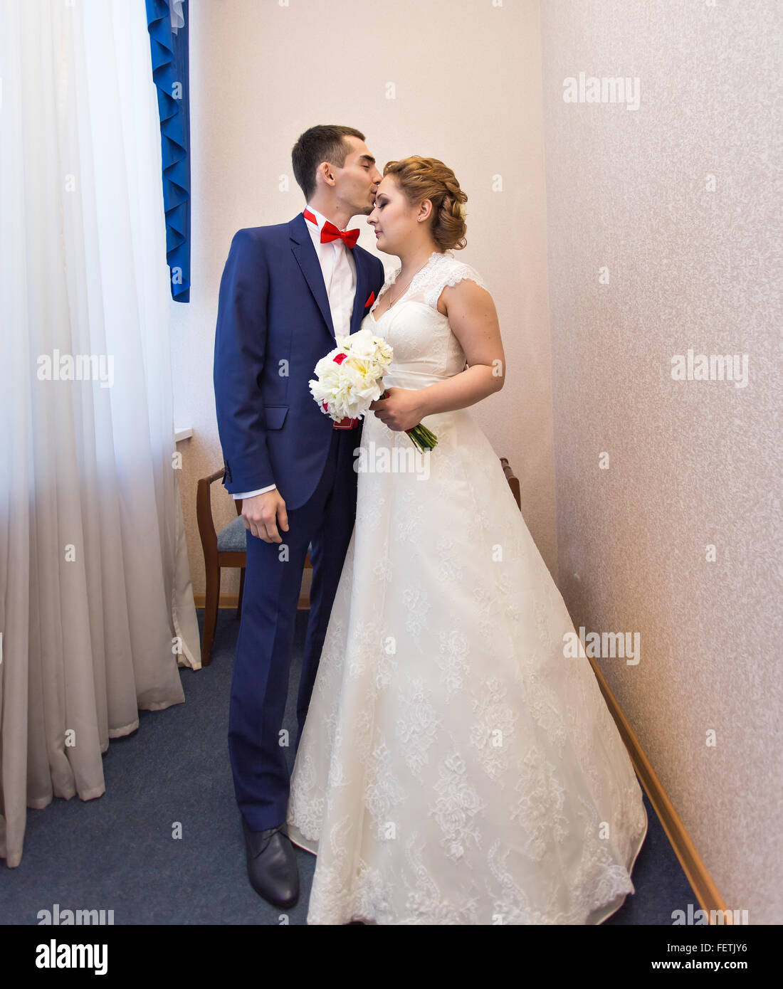 Wedding, Beautiful Romantic Bride and Groom Kissing and Embracing Stock ...