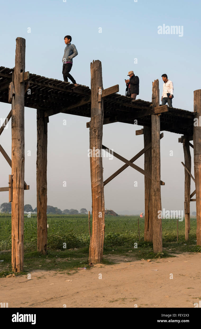People crossing bridge myanmar hi-res stock photography and images - Alamy