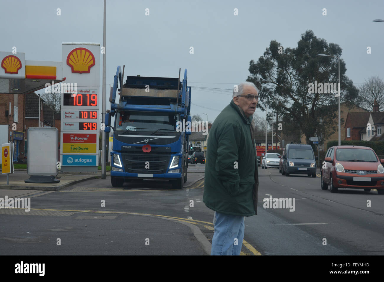 Shinfield Road, Reading, Berkshire, UK. Old aged pensioner crosses the road elsewhere as a Grundon lorry blocks the public footpath. Charles Dye / Alamy Live News Stock Photo
