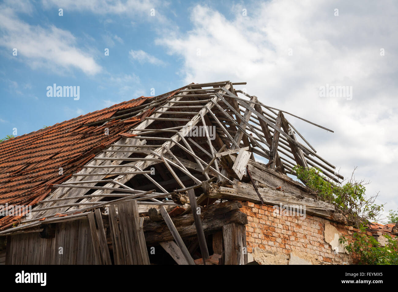 Дома сломанный крышей. Разрушенная крыша. Разрушение кровли. Разрушенный деревянный дом. Сломанная крыша.